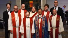 Når en prest blir vigslet, samles et stort lag rundt henne for å be og feire. Her står Karoline Ramsdal til venstre for biskopen i Bogafjell kirke.