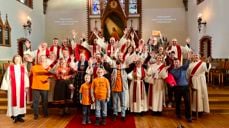 Forsidebildet i årsfortellingen er av medvirkende i jubileumsgudstjenesten i Haugaland prosti i februar 2025.