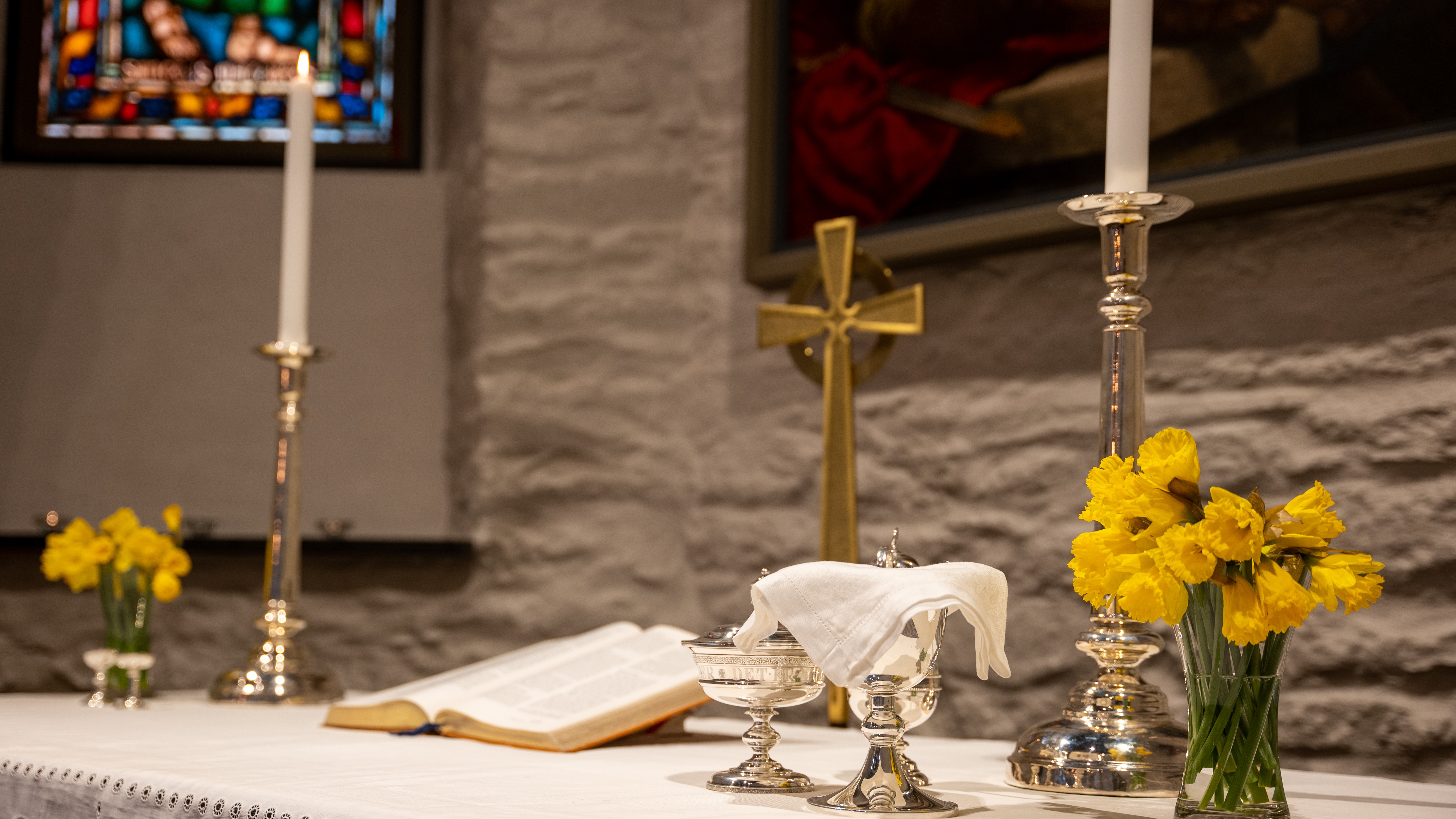 – Vi vil feire Jesu seier over døden denne påskedagen også, sier biskop Anne Lise.  – Når vi flytter gudstjenestene til kl. 10, kan vi feire gleden i stedet for å bekymre oss for om folk kommer seg trygt hjem. Foto: Den norske kirke / Terje Peersen