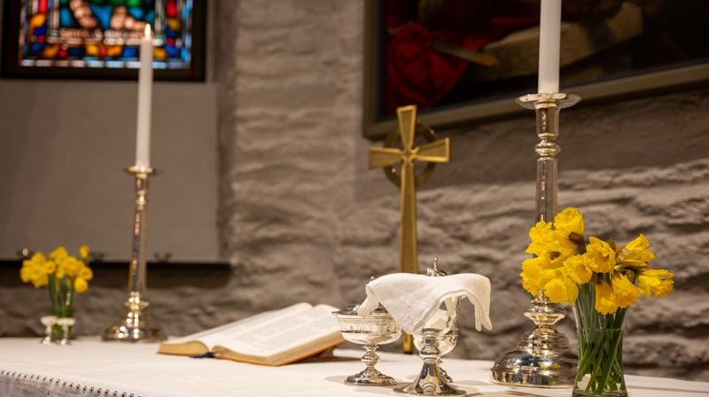 – Vi vil feire Jesu seier over døden denne påskedagen også, sier biskop Anne Lise. – Når vi flytter gudstjenestene til kl. 10, kan vi feire gleden i stedet for å bekymre oss for om folk kommer seg trygt hjem. Foto: Den norske kirke / Terje Peersen