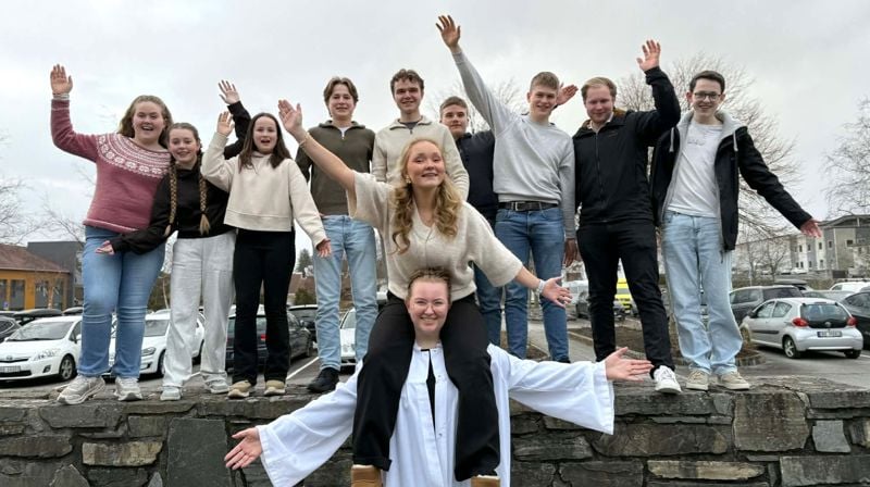 Ungdommer i alle gudstjenesteroller: – Dette var en påminnelse om hvor mye ressurser og engasjement som ligger i ungdomsmiljøet vårt, sier sokneprest Eva Vassbø Vassbø.