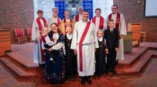 Christian Tvedt sammen med forbederne sine og familien, som også var med å be for ham under vigslingen. Foto: Jon Ingemundsen