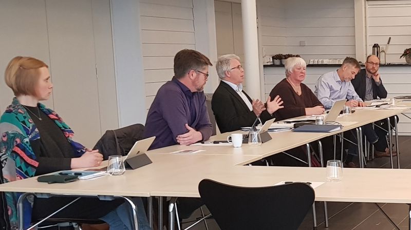 Helene B. Hellerdal, Thor Magne Seland, Jostein Ådna, Gyrid Espeland, Dag Tormod Milje og ytterst til høyre Geir Skårland fra administrasjonen.