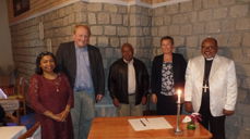 Signering av vennskapsavtale. Fra venstre: Randriamahazo Hasina, bispedømmerådsleder Lars-Tore Anda, Rasamimanana Alfred, stiftsdirektør Jorunn Kraft Vistnes, synodepresident Dieu-Donné Randrianirina. (Foto: Morten Sandland)