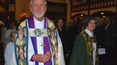 Biskop Erling og preses Helga Haugland Byfuglien på vei ut fra Vår Frelsers kirke i Haugesund.