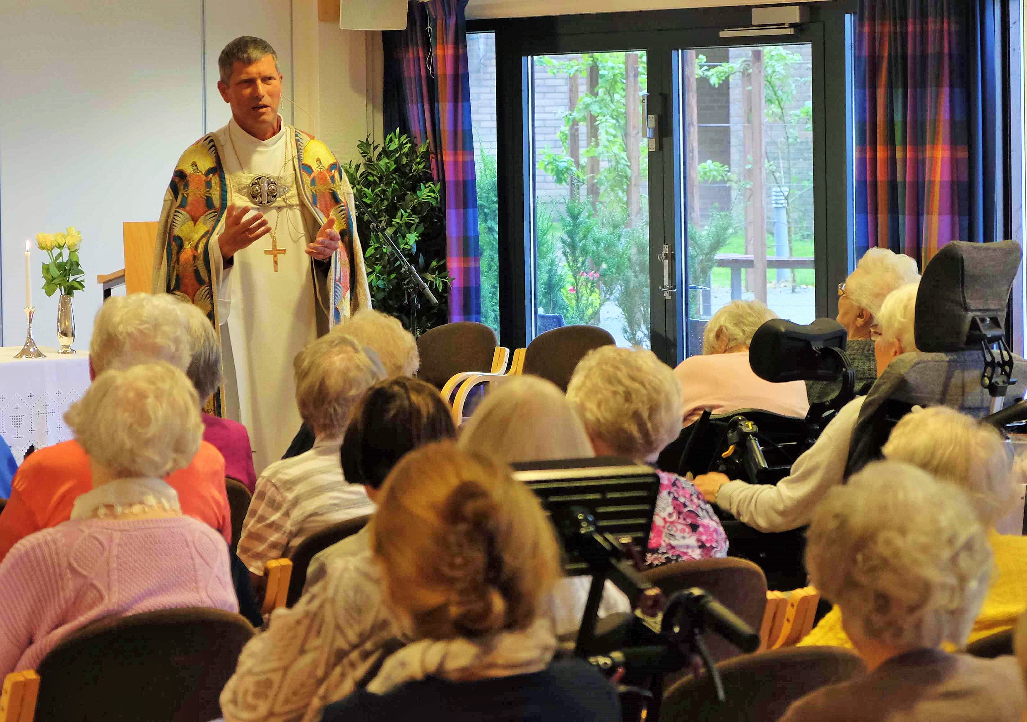 Det var fullt hus med over sytti personer til stede da biskop Ivar Braut nylig deltok ved gudstjenesten på Tasta sykehjem. Foto: Lars Helge Myrset