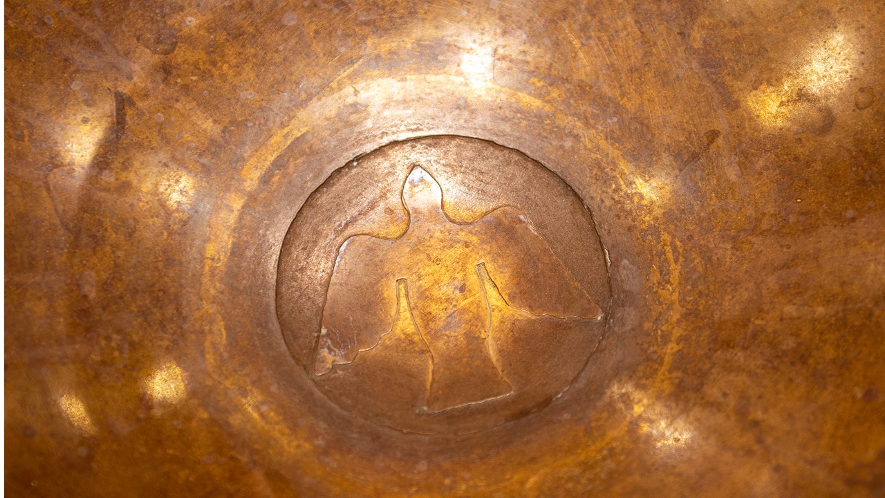 Detalj fra dåpsfatet i Tananger kirke. Foto: Øystein Viland