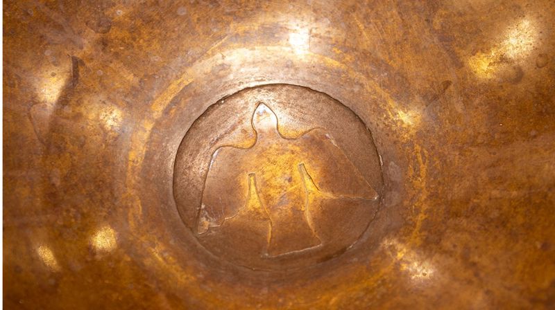 Detalj fra dåpsfatet i Tananger kirke. Foto: Øystein Viland