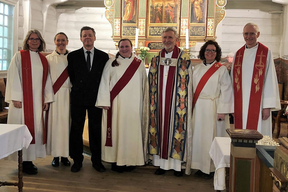 Fra venstre: Ingun S. Barane (sokneprest Egersund), Tonje Vilberg Bjerkreim (diakon Ålgård), Roger Rasmussen (leder Egersund menighetsråd), Siri Johannessen (diakon Eigersund), biskop Erling Pettersen, Ingelin Hatteland Norbakken (diakon Klepp) og Leif Johannes Netland (rådgiver inkluderende kirkeliv). Foto: Knut Pettersen
