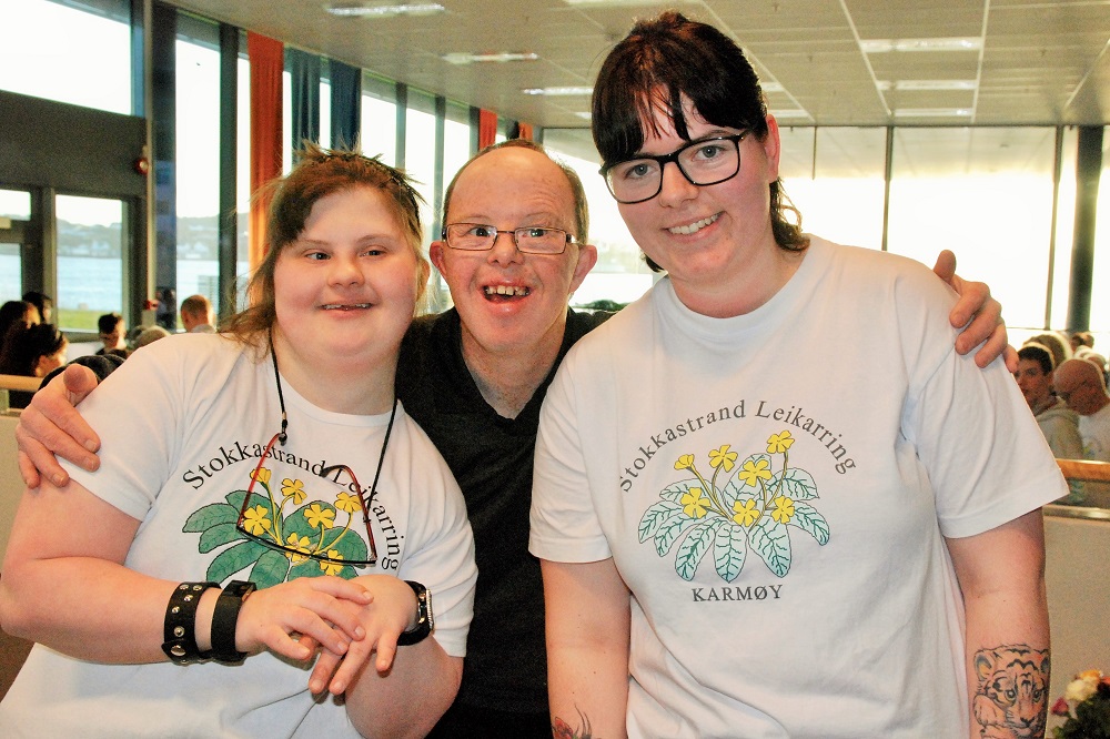 F.v.: Lene Sjo Viken, Vidar Flotve Birkeland og Maria H&#229;konsen p&#229; familie- og vennefest i anledning Verdensdagen for Downs syndrom.