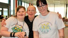 F.v.: Lene Sjo Viken, Vidar Flotve Birkeland og Maria Håkonsen koste seg på festen.