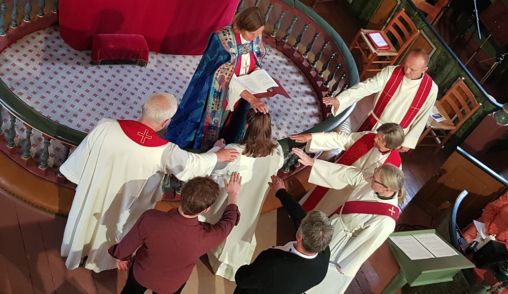 Forbønn for Helene Teistedal Vikre da hun ble vigslet til prest i Tysvær kyrkje i september i fjor.