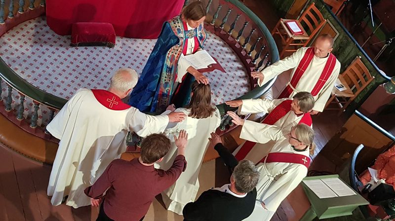Forbønn for Helene Teistedal Vikre da hun ble vigslet til prest i Tysvær kyrkje i september i fjor.