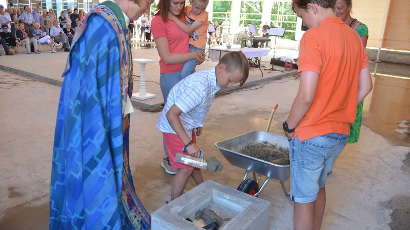Grunnsteinen sementeres ned av Jonas Ravnås Lundbakk og Trym Kleven. Foto: Kåre Steinsvik