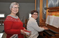 Prost Sigrid Sigmundstad og kantor Anne-Berit Rinde Bjelland forbereder søndagens radiogudstjeneste. Foto: Magnar Riveland, Strandbuen