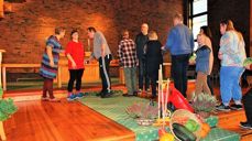 Det var pyntet vakkert og kreativt til høstfest, og prosesjonen la fram markens grøde rundt alterringen.