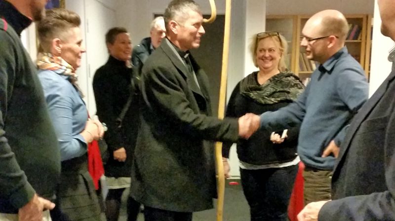 Braut fikk bispestaven i hånden med en gang han kom inn døra på bispedømmekontoret.