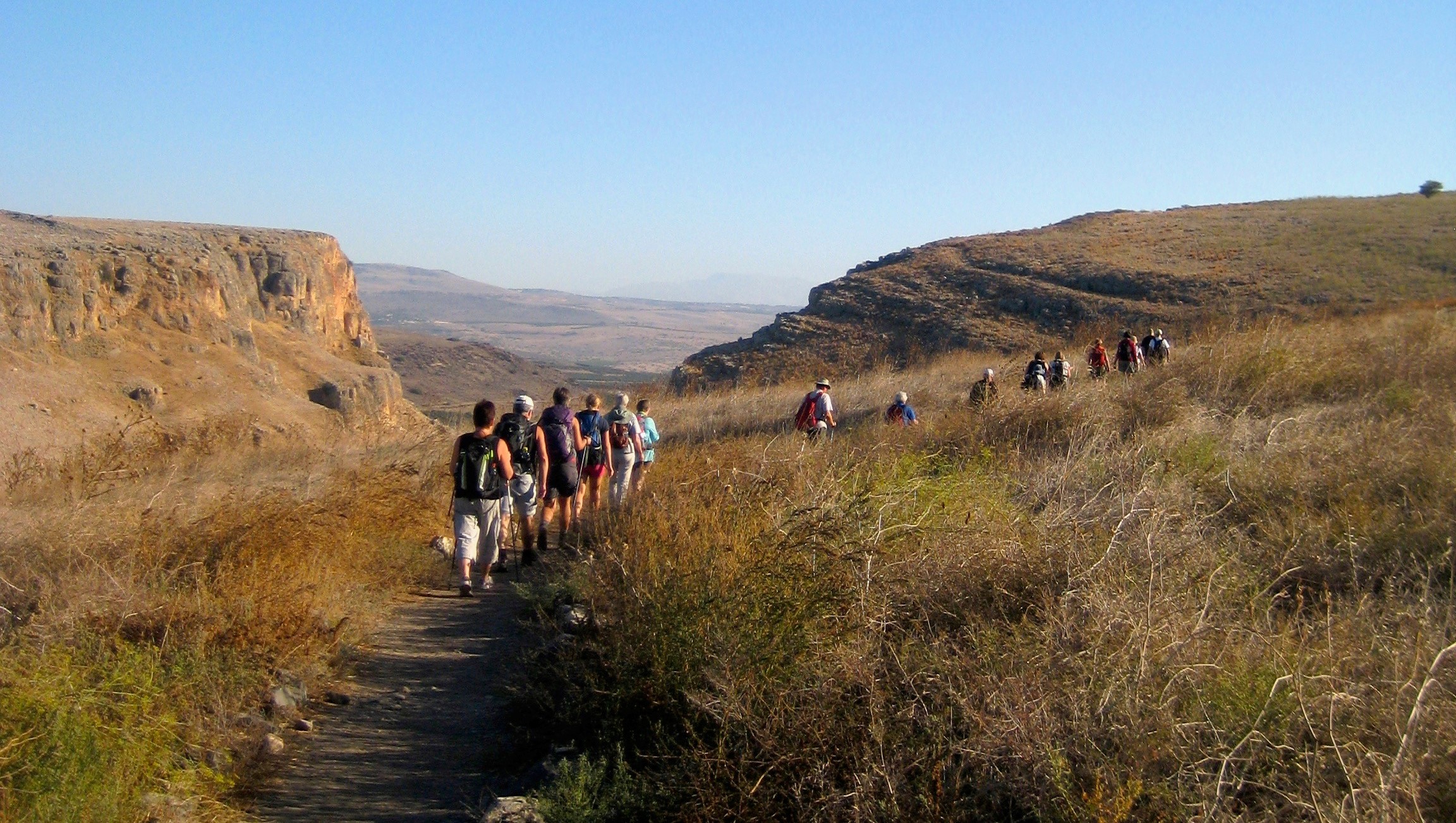 På veg opp mot Arbelfjellet, der det er flott utsikt over Gennesaretsjøen. (Foto: Arne Berge)