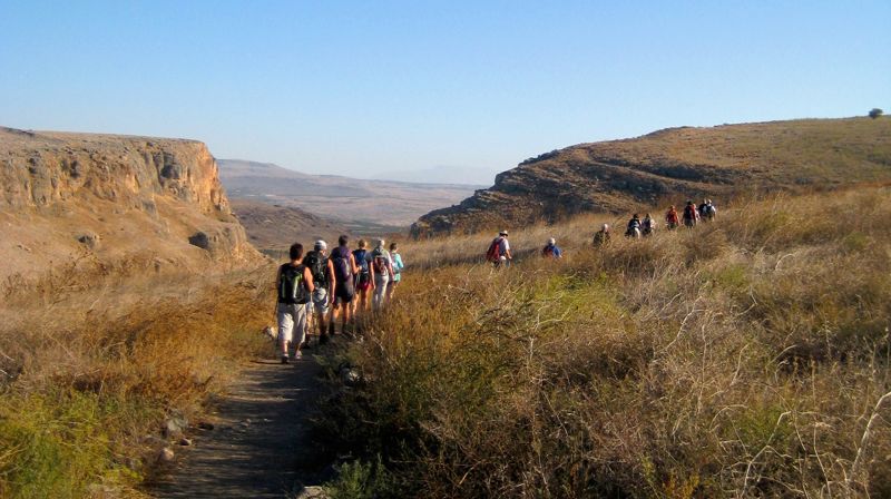 På veg opp mot Arbelfjellet, der det er flott utsikt over Gennesaretsjøen. (Foto: Arne Berge)