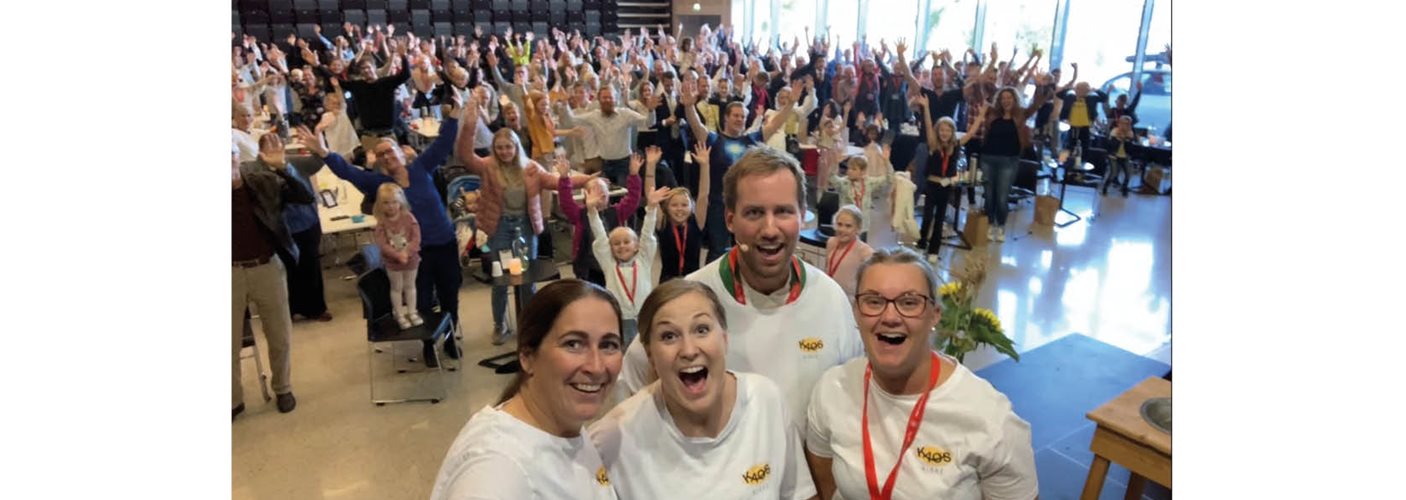 GOD STEMNING I KAOS-KIRKEN: F.v.: barne- og ungdomsdiakonimedarbeider Cecilie Kolnes, ungdoms- og trosopplæringsprest Hilde Sande, sokneprest Geoffrey A. Holtmann og barne- og familiearbeider Ingrid A. Waage. Foto: Randaberg menighet