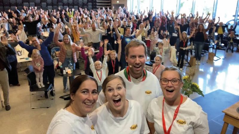 GOD STEMNING I KAOS-KIRKEN: F.v.: barne- og ungdomsdiakonimedarbeider Cecilie Kolnes, ungdoms- og trosopplæringsprest Hilde Sande, sokneprest Geoffrey A. Holtmann og barne- og familiearbeider Ingrid A. Waage. Foto: Randaberg menighet