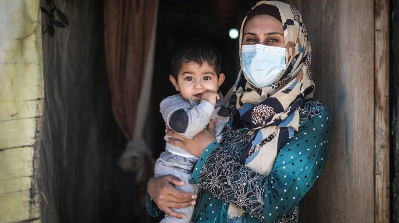 Mamma Weedad Ahmad Al-Khalaf er bekymret for fremtiden til datteren Talia på ett år. Det er ingenting for dem å gjøre i flyktningleiren i Bekaadalen i Libanon, og de har hele livet på vent. Foto: João Sousa