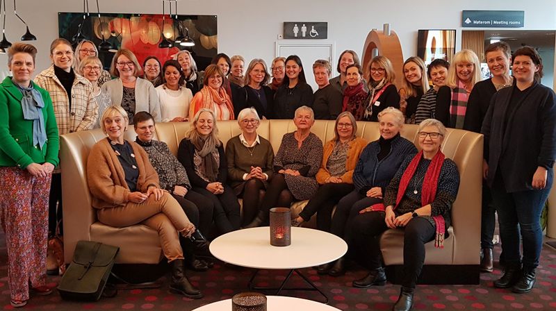 Det har blitt en viktig tradisjon å samle kvinner som er i prestetjeneste, studenter og teologer til nettverkssamling. Biskop Anne Lise Ådnøy var opptatt i visitas.