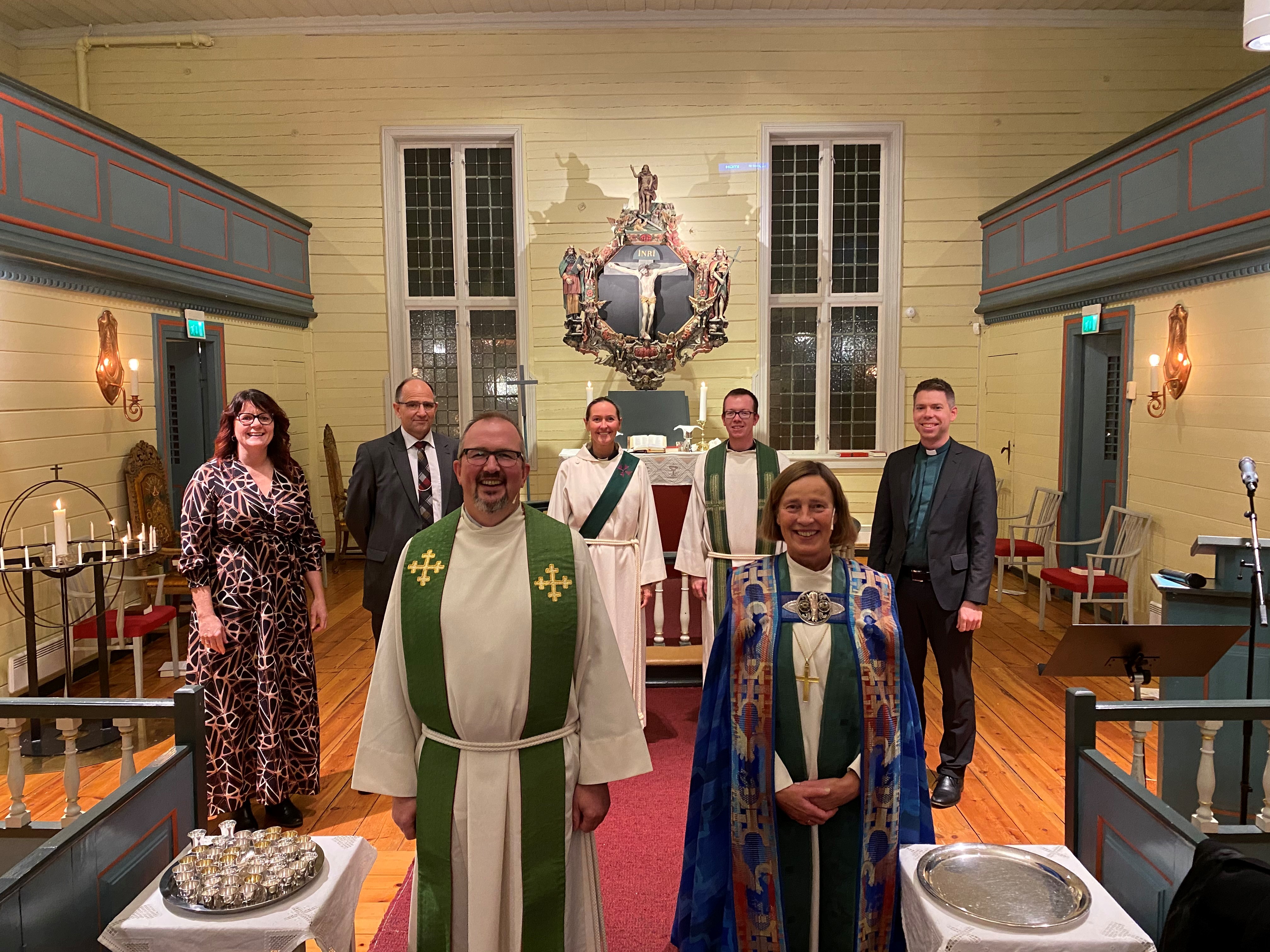 Prost Lars Sigurd Tjelle og biskop Anne Lise Ådnøy sammen med alle som bidro i gudstjenesten.