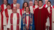 Ludvig Bjerkreim og Tom Krager med biskop Anne Lise Ådnøy i midten og prestene i Sandnes rundt seg. Foto: Hans Lie