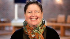 – Det er et privilegium som prest å få lov til å komme nært innpå mennesker og deres liv, sier Marianne Kleppe-Chung. Foto: Lura menighet