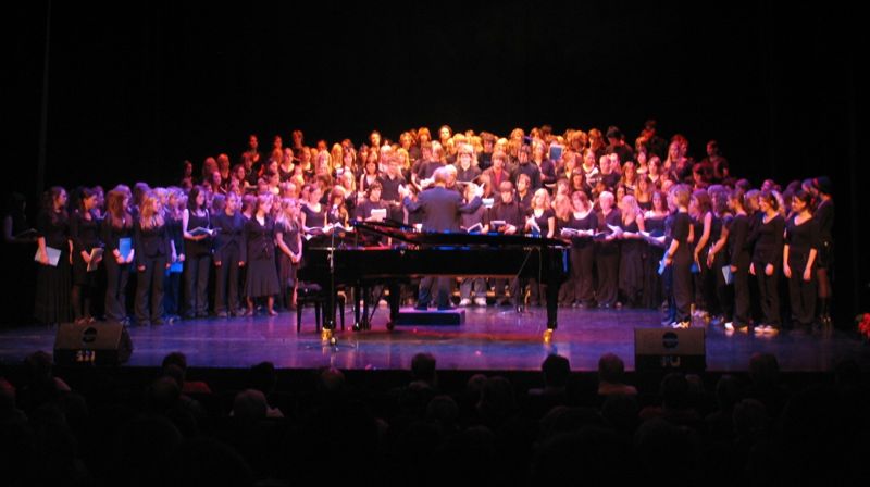 Elever fra Sandnes kulturskole og Vågen vgs. lager en forestilling med høyt nivå.