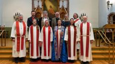 Foran f.v. Far Torstein Lalim, Kristin Jenssen, Ingvild Bjørnøy Lalim, biskop Anne Lise Ådnøy, Marte Åsen og prost Rune Steensnæs Engedal. Bak f.v. sokneprest i Skåre Arnt Johan Vistnes, leder i Vår Frelsers menighetsråd Ole-John Melkevik, leder i Skåre menighetsråd Jarle Botnen, Ida Marie Weltzien og diakon Annlaug Halvorsen Engmark. Foto: Eirik S. Lund