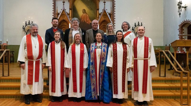 Foran f.v. Far Torstein Lalim, Kristin Jenssen, Ingvild Bjørnøy Lalim, biskop Anne Lise Ådnøy, Marte Åsen og prost Rune Steensnæs Engedal. Bak f.v. sokneprest i Skåre Arnt Johan Vistnes, leder i Vår Frelsers menighetsråd Ole-John Melkevik, leder i Skåre menighetsråd Jarle Botnen, Ida Marie Weltzien og diakon Annlaug Halvorsen Engmark. Foto: Eirik S. Lund