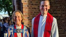 Biskop Anne Lise Ådnøy og Kristoffer Hodne Haugen utenfor Sandnes kirke etter ordinasjonen. Foto: Eivind Kråvik