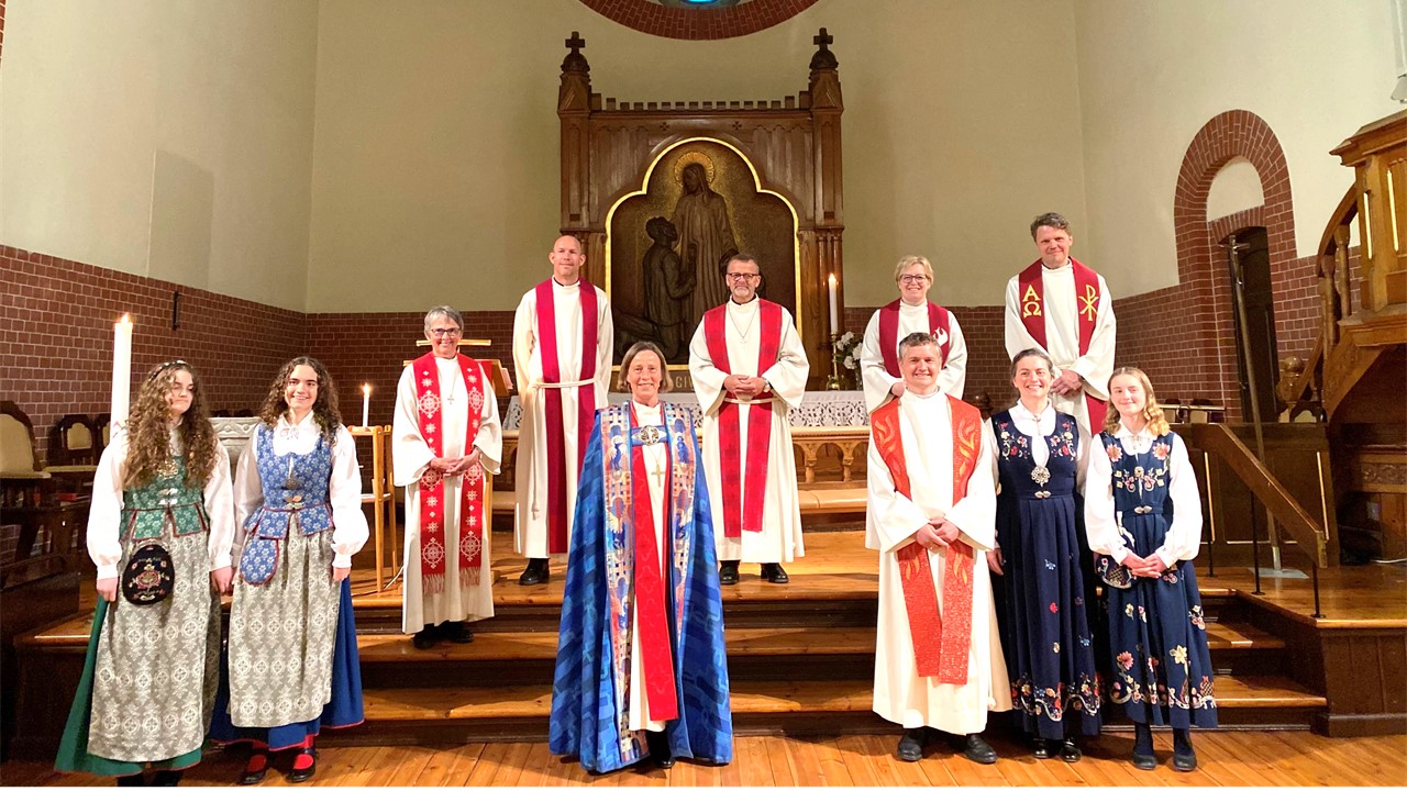 Bak: sokneprest Aslaug Austbø, prost i Ytre Stavanger Tor Magne Nesvik, domprost i Stavanger Stefan Gaute Emmerhoff, Karen Margrete E. Mestad, Sigbjørn Jårvik.  Foran: Ruth Nedrebø, Marit Nedrebø, biskop Anne Lise Ådnøy, ordinand Torbjørn Nedrebø, Ingeborg Nedrebø, Johanna Nedrebø. Foto: Signe Wolden