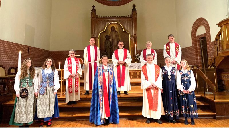 Bak: sokneprest Aslaug Austbø, prost i Ytre Stavanger Tor Magne Nesvik, domprost i Stavanger Stefan Gaute Emmerhoff, Karen Margrete E. Mestad, Sigbjørn Jårvik. Foran: Ruth Nedrebø, Marit Nedrebø, biskop Anne Lise Ådnøy, ordinand Torbjørn Nedrebø, Ingeborg Nedrebø, Johanna Nedrebø. Foto: Signe Wolden
