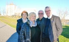 Gunn-Marit Lygre, Ragnhild Halle, Geir Sigbjørn Toskedal og Helge Gaard foran en innpakket Avaldsnes kirke. Et pilegrimssenter er en naturlig del av utviklingen av området, mener de.