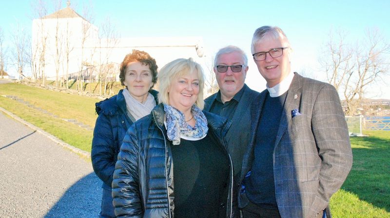 Gunn-Marit Lygre, Ragnhild Halle, Geir Sigbjørn Toskedal og Helge Gaard foran en innpakket Avaldsnes kirke. Et pilegrimssenter er en naturlig del av utviklingen av området, mener de.