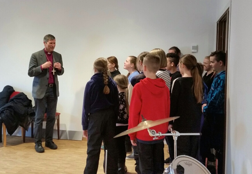 - Korset og den lilla skjorta viser at jeg er biskop, sa Braut til skoleklassen som var innom på besøk i nye Kopervik kirke. På spørsmål måtte han avkrefte at han også sov med biskopskjorta...