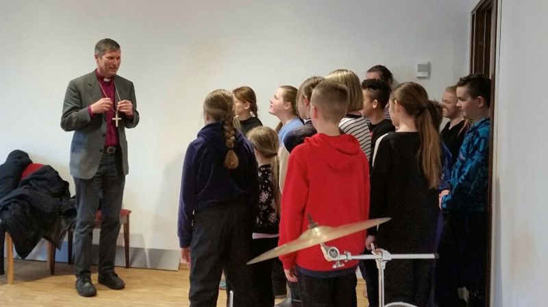 - Korset og den lilla skjorta viser at jeg er biskop, sa Braut til skoleklassen som var innom på besøk i nye Kopervik kirke. På spørsmål måtte han avkrefte at han også sov med biskopskjorta...