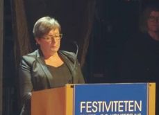 Komitemedlem Rita Leinan leste opp begrunnelsen for tildelingen.