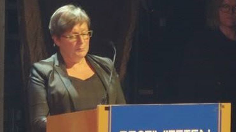 Komitemedlem Rita Leinan leste opp begrunnelsen for tildelingen.