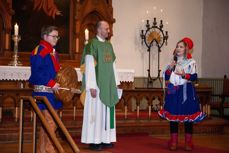 Fra gudstjenesten i Vår Frelsers kirke i fjor: Sander Lindtner Sevland på runebomme, prost Rune Steensnæs Engedal og joiker Siri Guttorm Hetland.