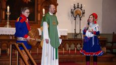 Fra gudstjenesten i Vår Frelsers kirke i fjor: Sander Lindtner Sevland på runebomme, prost Rune Steensnæs Engedal og joiker Siri Guttorm Hetland.