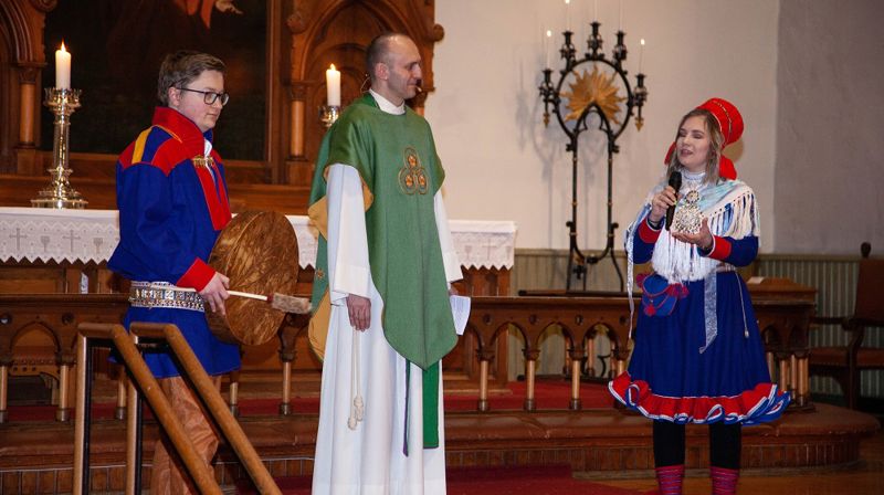 Fra gudstjenesten i Vår Frelsers kirke i fjor: Sander Lindtner Sevland på runebomme, prost Rune Steensnæs Engedal og joiker Siri Guttorm Hetland.