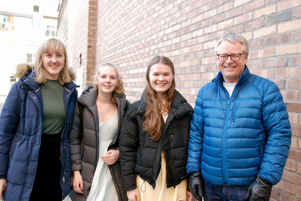 Dramaelevene Annika Berge, Synnøve Skårland, Kaja Rossavik Johannessen og byprest Øyvind Justnes Andersen.