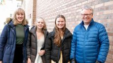 Dramaelevene Annika Berge, Synnøve Skårland, Kaja Rossavik Johannessen og byprest Øyvind Justnes Andersen.