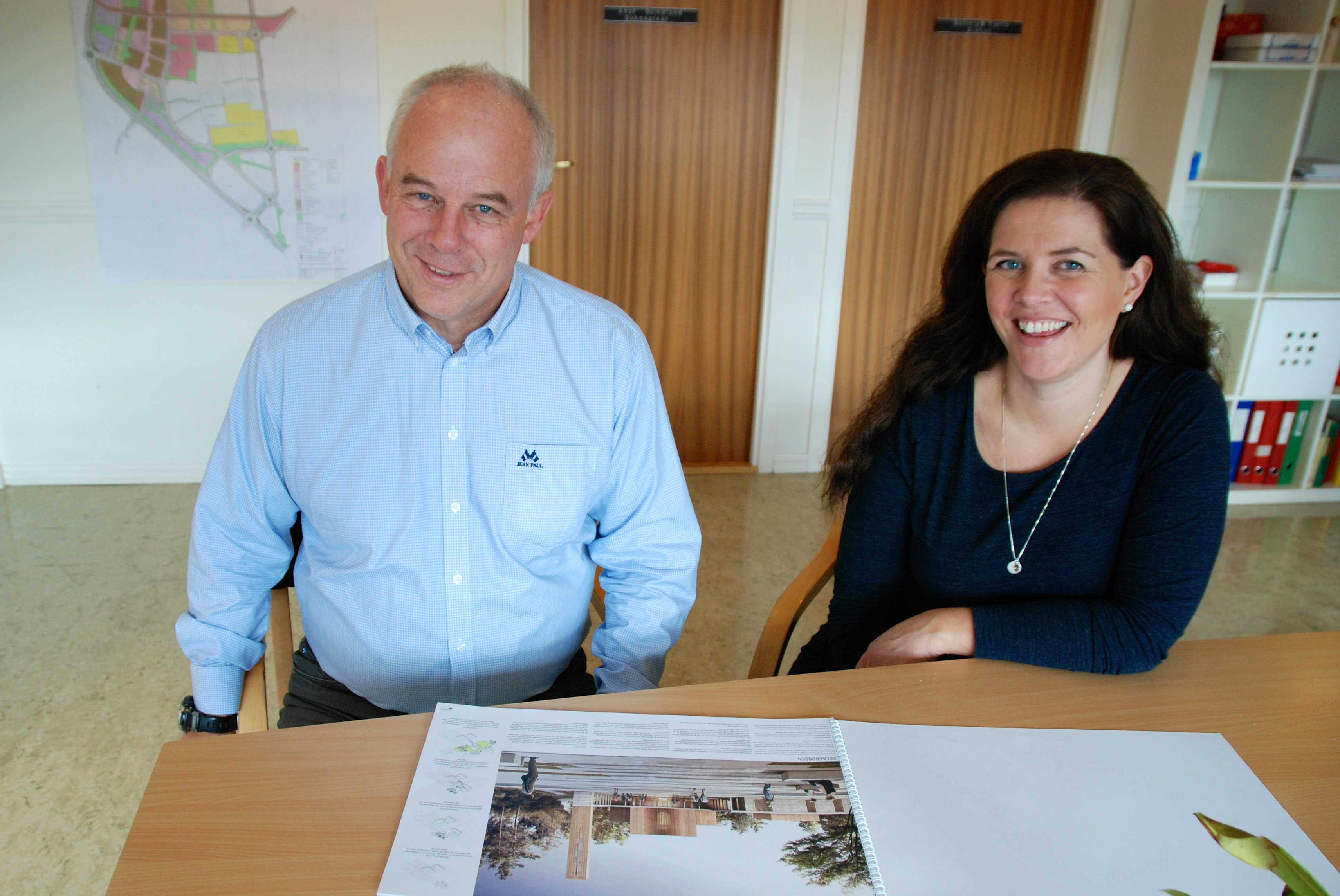 Kirkeverge Trygve Torgersen og daglig leder Siri Lindtveit gleder seg stort til den nye kirken er på plass.