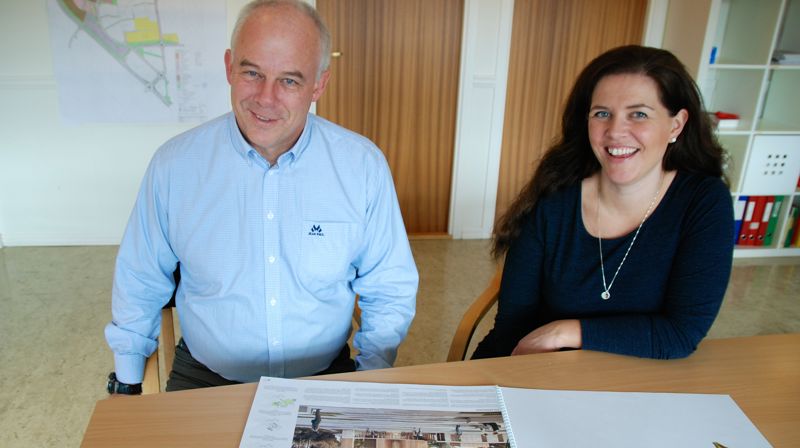 Kirkeverge Trygve Torgersen og daglig leder Siri Lindtveit gleder seg stort til den nye kirken er på plass.