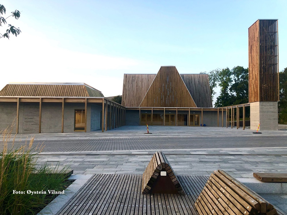 Kirken er plassert svært sentralt i sentrum, mellom den nye Sola rådhus og Sola kulturhus. Foto: Øystein Viland